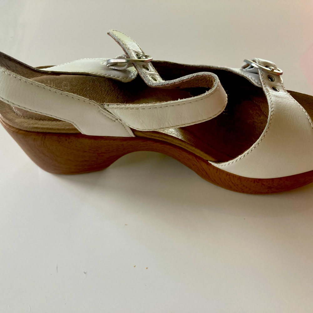 New in box Dansko sandals 6.0